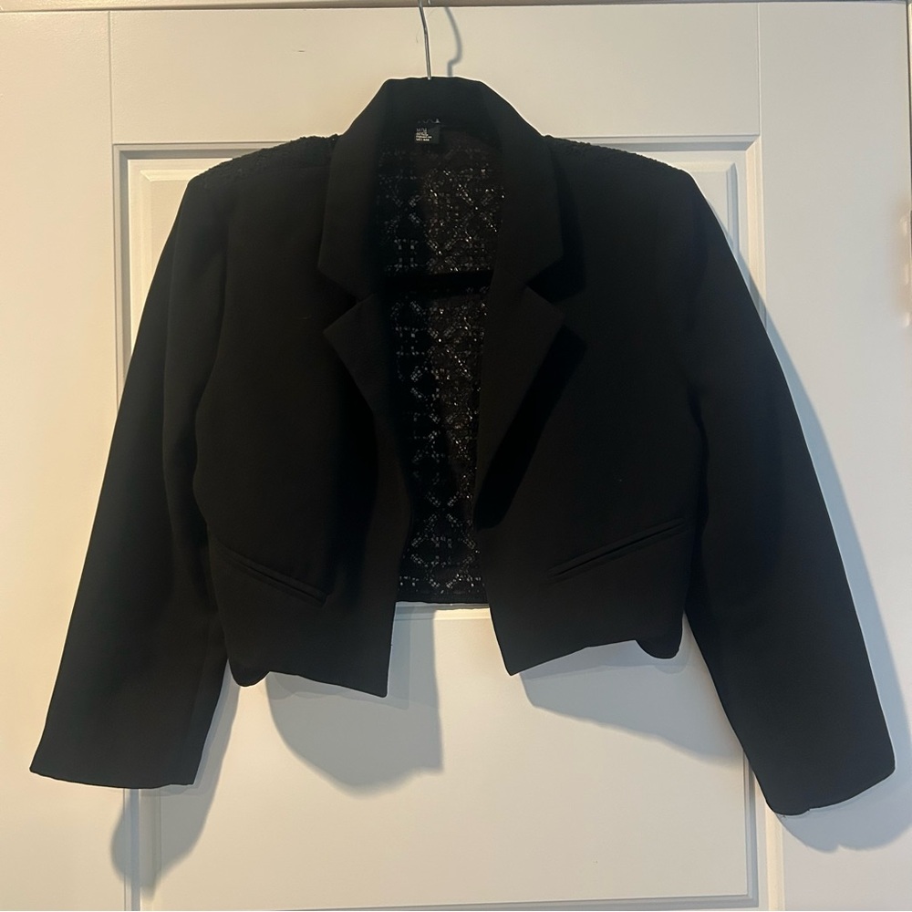 Forever 21 Black Cropped Blazer with Tailored Silhouette